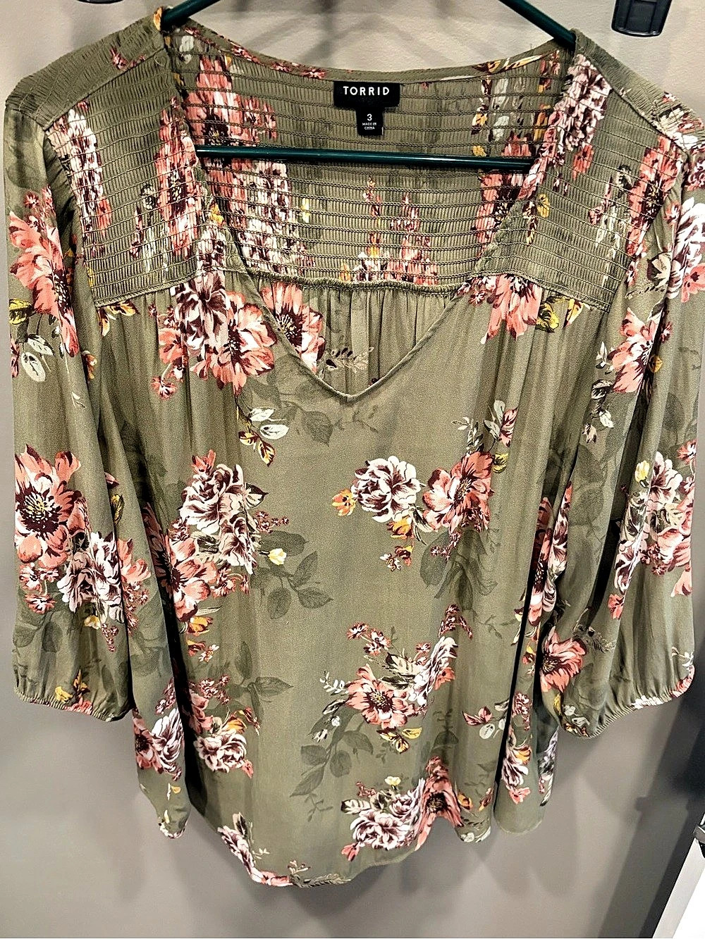 Torrid Floral Blouse in Green & Pink Size 3 Like New